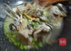 Illustration of how to make fried crabs with edamame 11