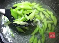 Illustration of how to stir-fry celery with lilies 7