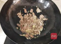 Illustration of how to make fried sausage with pepper 11