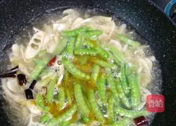 Illustration of how to make bitter bamboo shoots and meat slices soup 5