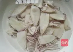 Illustration of how to cook baby squid in sauce 3