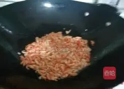 Illustration of how to make scrambled eggs with small river shrimp 4