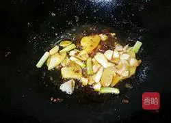 Illustration of how to make fresh bamboo shoots, fungus and twice-cooked pork 10