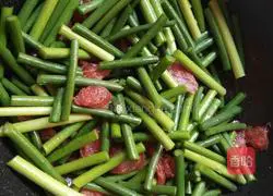 Illustration of how to stir-fry sausages with garlic moss 4