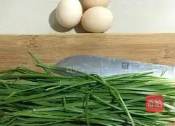 Illustration of how to make fried eggs with diced leeks 1