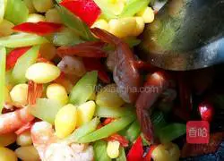 Illustration of how to make fried shrimps with celery and ginkgo 7