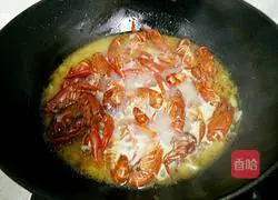 Illustration of how to make garlic crayfish 8
