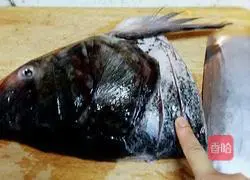 Fish head with chopped pepper Illustration of how to do it 1