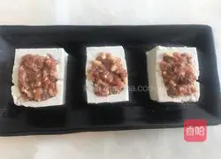 Illustration of how to make tofu stuffed with meat 4