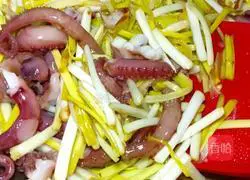 Illustration of how to make fried squid tentacles with yellow garlic 14