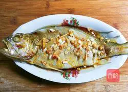 Illustration of how to make gold, silver, garlic and yellow croaker 11