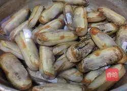 Illustration of how to make wine-flavored stir-fried razor clams 1