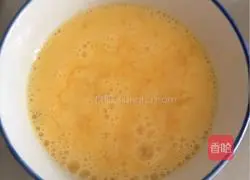 Illustration of how to make fried sausage with fried egg buns 1