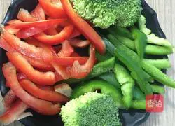 Illustration of how to make fried udon noodles with three shreds of tomato sauce 3