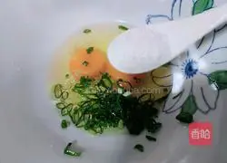 Illustration of how to make whitebait scrambled eggs 3