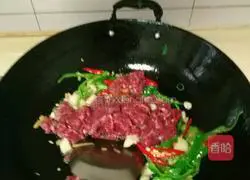 Illustration of how to make stir-fried yellow beef 4