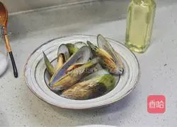 Illustration of how to make garlic spicy seafood pasta 2