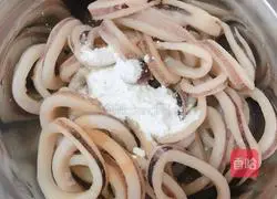 Illustration of how to stir-fry squid rings 2
