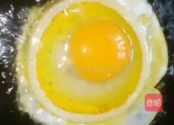 Illustration of how to make poached eggs with tomato sauce 5