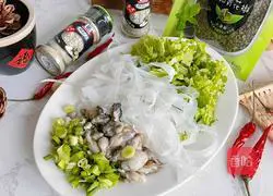 Illustration of how to make fried rice noodles with sea oysters 1