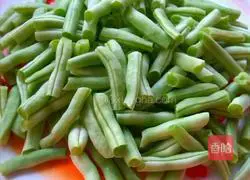 Illustration of how to make sausage and stir-fried green beans 2