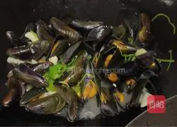 Illustration of how to stir-fry sea melon seeds 5