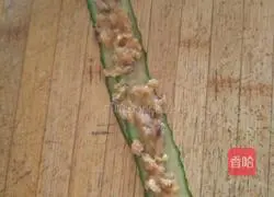 Illustration of how to make steamed chicken and cucumber rolls 5