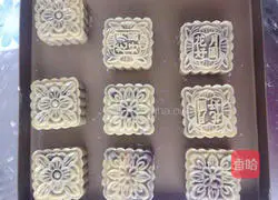 Illustration of how to make Cantonese bean paste and egg yolk mooncakes 14