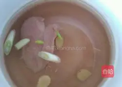 Illustration of making cold noodles with shredded chicken 2