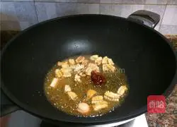 Illustration of how to stir-fry squid with celery and pickled pepper 6