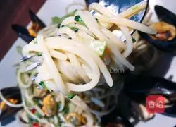 Illustration of how to make Italian zucchini and mussel pasta 7