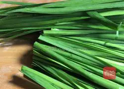 Illustration of how to make fried leeks and shrimps 1