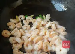 Illustration of how to make stir-fried shrimps 11