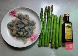 How to stir-fry asparagus and shrimps Illustration 1