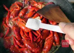 Illustration of how to make spicy crayfish 12