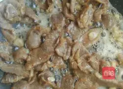 Illustration of how to make stir-fried yellow beef 3