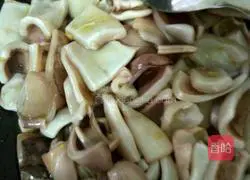 Illustration of how to make spicy pepper version of cumin squid 3