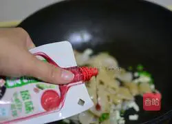 Stir-fried Illustration of how to make pig skin 6