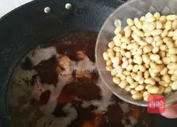 Illustration of the method of braised pork ribs with soybeans 15