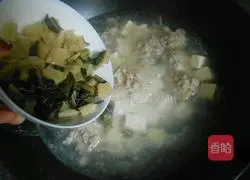 Illustration of how to make pickled cabbage, tofu and meatball soup 4