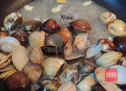 Illustration of how to make white wine clam pasta 6