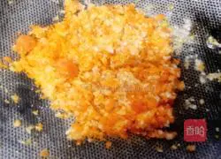 Illustration of how to make egg yolk rice baked crab 8