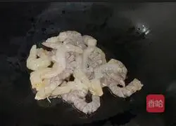 Illustration of how to stir-fry celery with shrimps 3