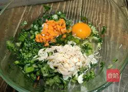 Illustration of how to make cabbage and egg pancakes 4