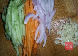 Illustration of making spicy chicken shredded cold noodles 4