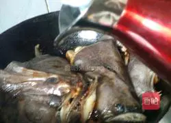 Illustration of how to make braised fish head in red dish 5