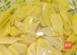 Illustration of how to stir-fry winter bamboo shoots with Fujian mustard greens 3