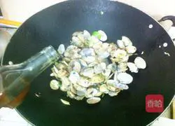 Illustration of how to stir-fry scallops with minced garlic 8