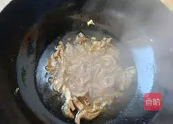 Illustration of how to make dry-fried sausage 3 