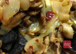 Illustration of how to make raw cucumber and salt-fried meat 3